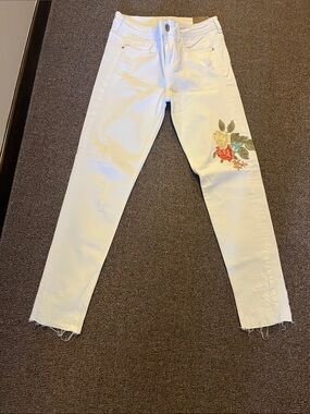 Zara White Mid-Rise Cropped Jeans with Multicolor Floral Embroidery